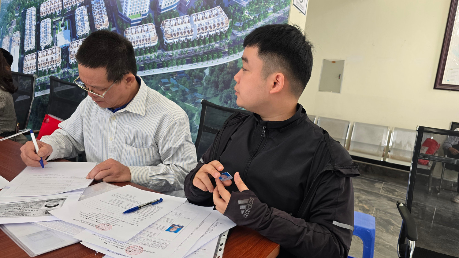 Xếp hàng nộp hồ sơ mua NOXH ngoại thành Hà Nội từ 2 giờ sáng