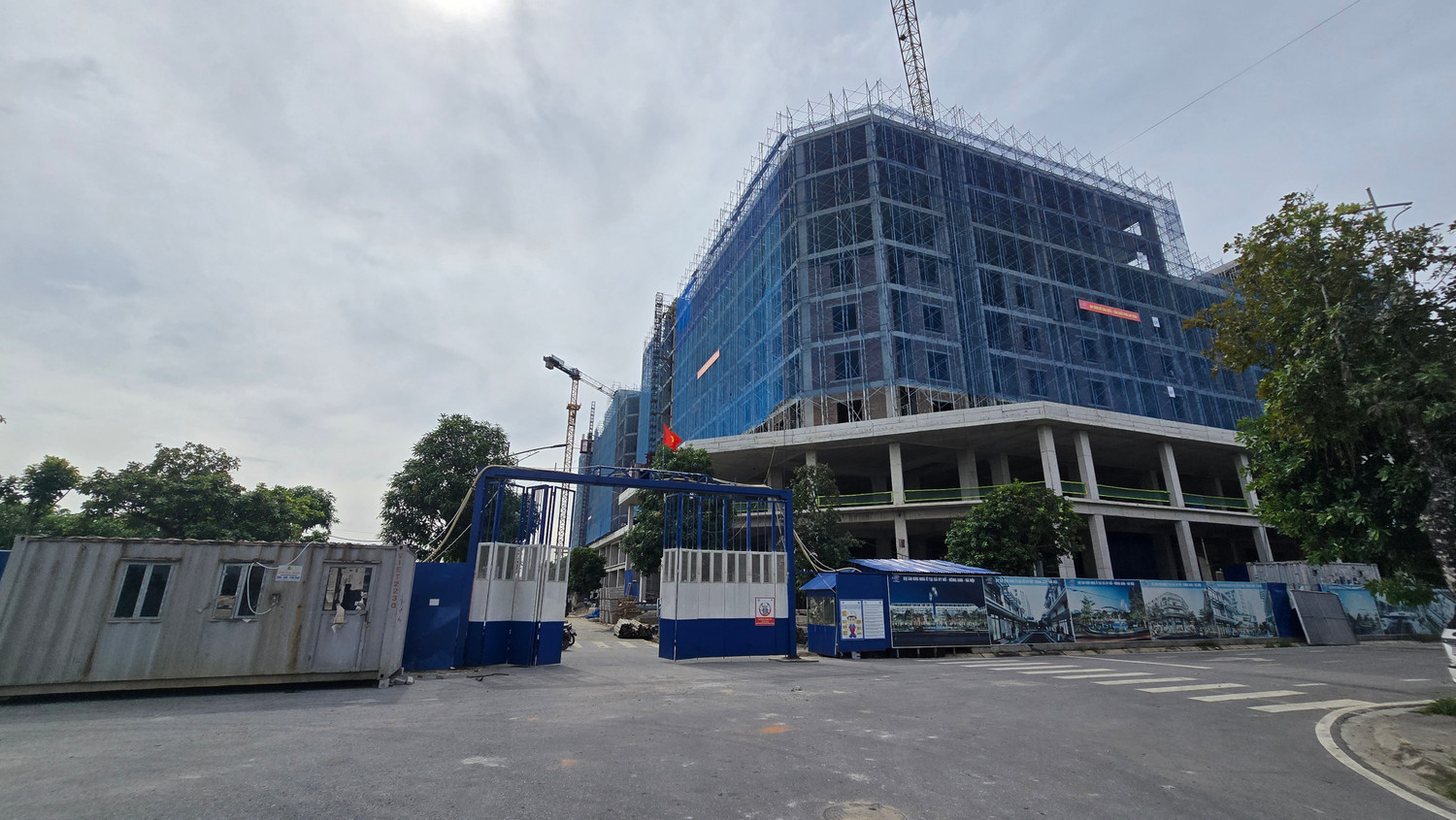 Xếp hàng nộp hồ sơ mua NOXH ngoại thành Hà Nội từ 2 giờ sáng