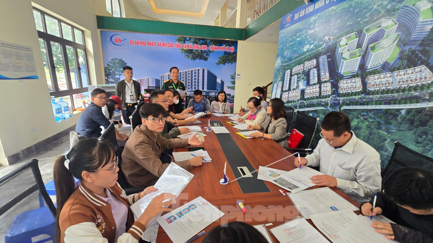 Người dân xếp hàng, tiếp tế lương khô chờ nộp hồ sơ 'săn' nhà ở xã hội