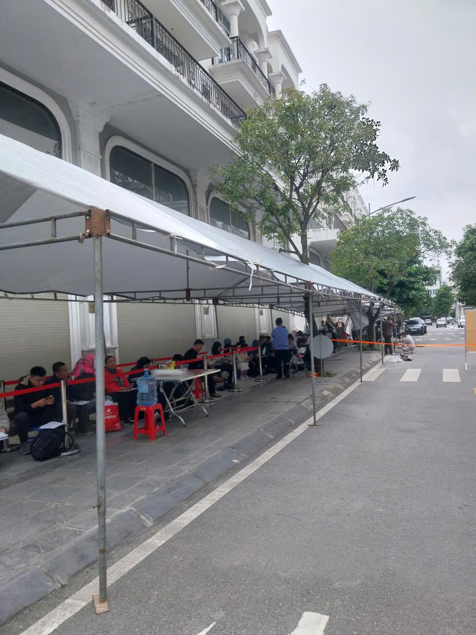 Người dân xếp hàng, tiếp tế lương khô chờ nộp hồ sơ 'săn' nhà ở xã hội