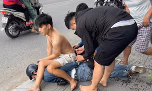 [CLIP] Người dân truy đuổi, tóm gọn tên cướp tiệm vàng ở TPHCM