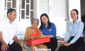 Bí thư T.Ư Đoàn Nguyễn Phạm Duy Trang thăm, tặng quà Mẹ Việt Nam Anh hùng và người dân ở TPHCM 