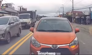 [Clip] Phẫn nộ ô tô đi ngược chiều, tài xế cố thủ không chịu nhường đường