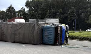 Xe tải lật ‘phơi bụng’ giữa vòng xoay trên tuyến đường huyết mạch ở TPHCM