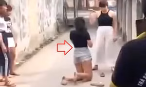 Bé gái bị vây đánh 'hội đồng' tàn nhẫn trong hẻm ở TPHCM
