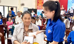 T.Ư Đoàn phối hợp Hội thầy thuốc trẻ Việt Nam khám bệnh phát thuốc miễn phí cho người dân ở TPHCM