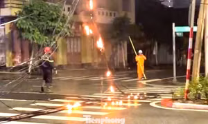 Clip: Cháy cột điện, dây đứt giữa đường nổ như pháo, một người may mắn thoát chết