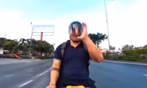 Người đàn ông thả hai tay chạy mô tô vào đường cấm ở TPHCM gây xôn xao
