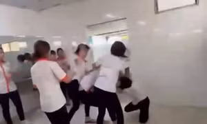 Nữ sinh trường cao đẳng ở TPHCM bị đánh 'hội đồng' trong nhà vệ sinh 