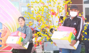 Lì xì nghĩa tình, chợ 0 đồng sẻ chia: Ấm lòng câu nói 'Tết này nhà có bánh chưng'
