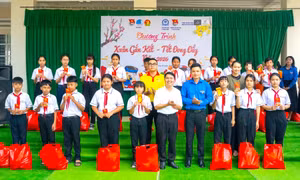 Thanh niên TPHCM mang quà Tết tặng thiếu nhi đồng bào vùng Cù lao, miền núi