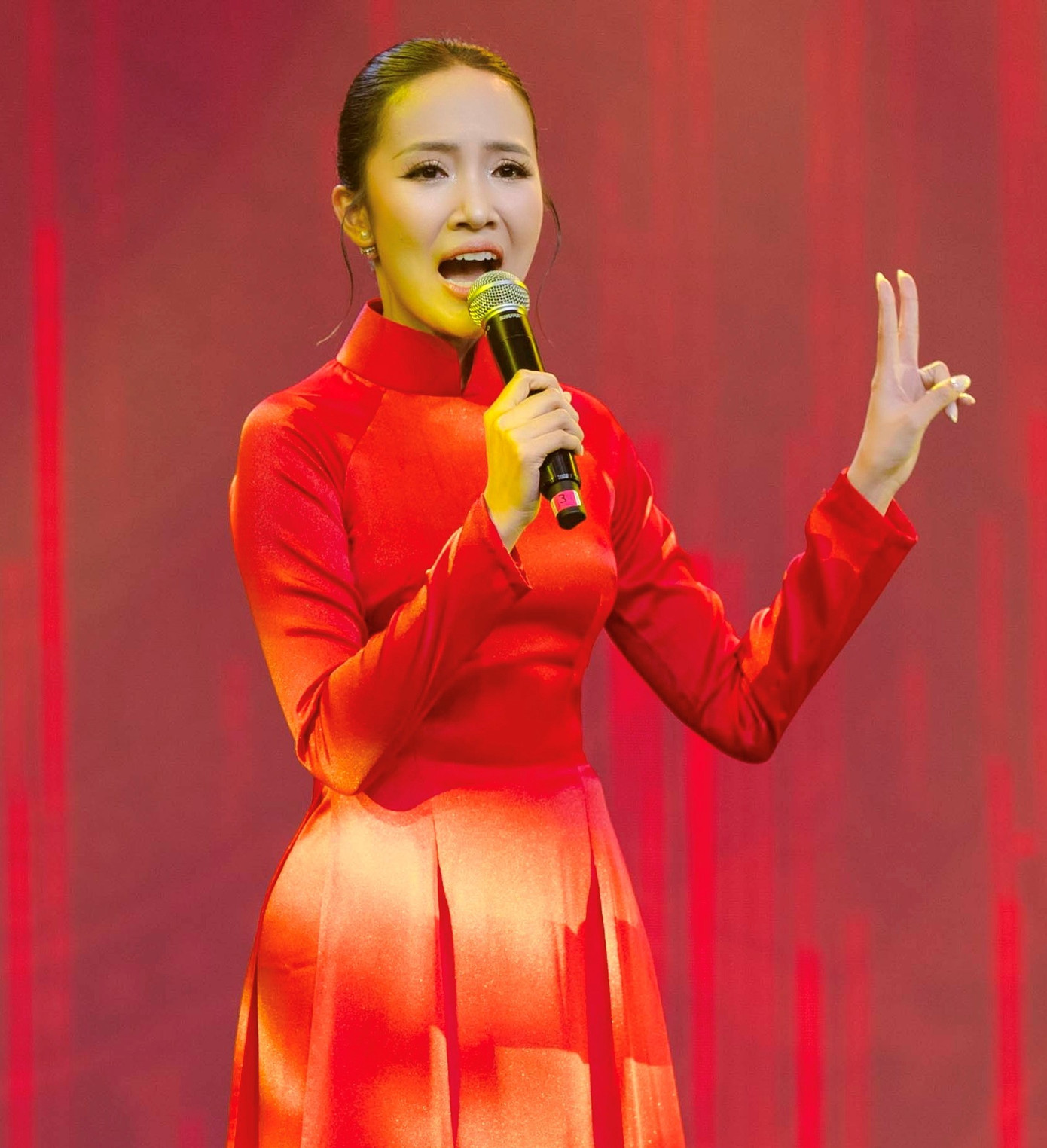 mc-khanh-linh-goi-nhac-ve-que-huong-quang-tri-vung-dat-lua-anh-hung.jpg