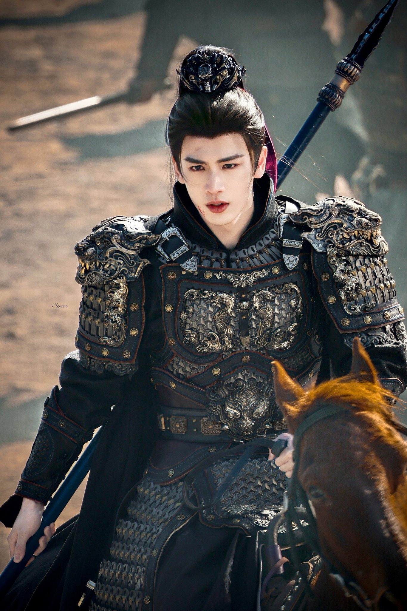 Tranh cãi tạo hình tướng quân của Trương Lăng Hách khiến các cơ quan quản lý nghệ thuật Trung Quốc phải họp gấp để chấn chỉnh.