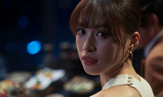 'Hoa hậu Việt Nam' Trần Tiểu Vy gây tò mò khi xuất hiện đầy gợi cảm bên Quốc Trường