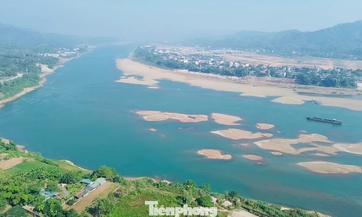 Mực nước sông Đà giảm, lộ nhiều cồn cát giữa dòng tạo cảnh sắc thơ mộng