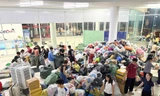 Sinh viên tất bật ngày đêm tiếp nhận hàng hóa cứu trợ gửi đến đồng bào miền Trung