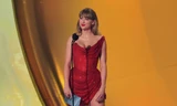 Taylor Swift tham dự lễ trao giải, fan nghi vấn công bố dự án mới hoặc mời cưới