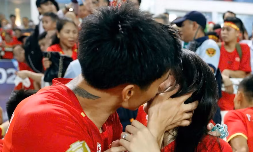 Dàn cầu thủ tuyển Việt Nam hôn vợ, khoe cúp gây bão mạng