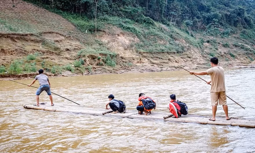 Học sinh qua sông bằng bè tự chế, lãnh đạo tỉnh Lạng Sơn chỉ đạo ‘nóng’