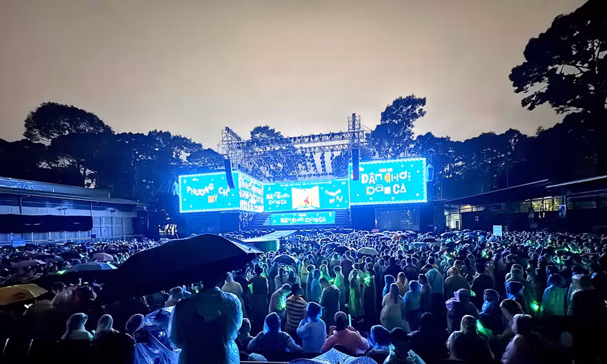 Mưa lớn ở TPHCM, hàng nghìn khán giả ở đêm nhạc Phương Mỹ Chi chạy loạn