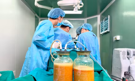 Bác sĩ lấy ra gần 5 lít dịch và 'chất lạ' trong ngực nữ bệnh nhân
