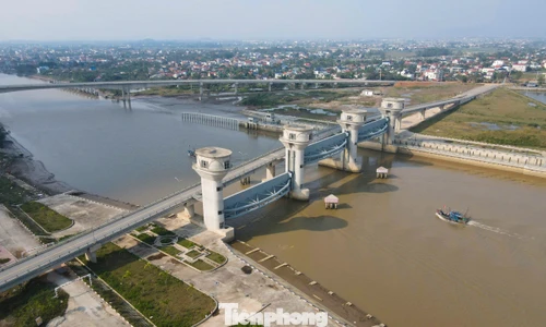 Cầu cống ngăn mặn hàng trăm tỷ đồng xây xong nhưng chờ người vận hành