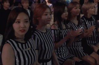 Bản thân Nayeon cũng biết rõ nhược điểm ấy của mình, nên cô nàng rất hạn chế để lộ góc nghiêng khuôn mặt. Như ở hình này, Nayeon luôn cố xoay mặt ra phía ống kính trong khi các thành viên khác của TWICE thoải mái khoe góc nghiêng.