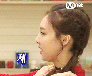 Nhưng chỉ xoay sang góc nghiêng thôi, mọi nhược điểm của Nayeon đều bị lộ ra hết, nhìn cô nàng bớt thu hút hơn rất nhiều.