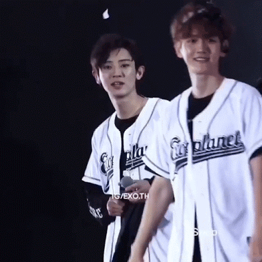 Chỉ là một mảnh pháo giấy rơi xuống thôi, mà Chanyeol đã hoảng hốt như nhìn thấy ma vậy đó.