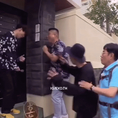 Đến cả tiếng chuông cửa cũng khiến Chanyeol giật bắn mình như thế này, đúng là trái tim thỏ đế thật rồi.