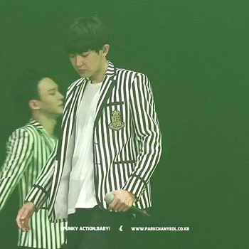 Chỉ có thể là Chanyeol: giật mình đến quên cả hát, xong lại tự cười bản thân quá mong manh.