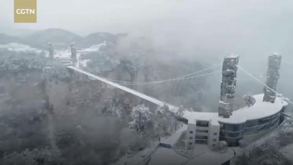 Hiện cây cầu đáy kính dài nhất thế giới này phải tạm đóng cửa vì lý do thời tiết khắc nghiệt.