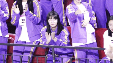 Nayeon nhiệt tình cổ vũ đàn em