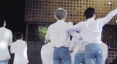 Một lần khác, Chanyeol sợ đến nỗi phải chạy ra ôm Sehun đây này.