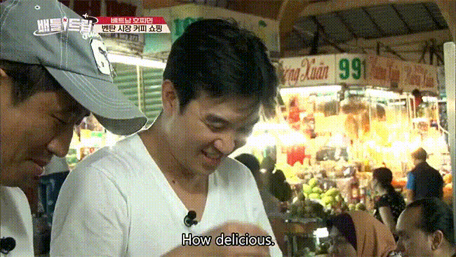 Các chàng trai tham gia chương trình rất tò mò về thức uống "lạ" này.