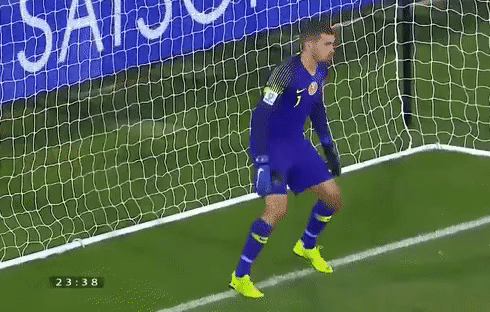 Thủ thành Mathew Ryan của tuyển Australia trong lượt đấu 1/8 vừa qua cũng sử dụng màn "múa quạt" để góp công cản phá 2 cú sút 11m của tuyển Uzbekistan.