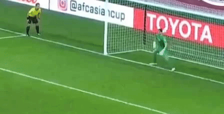 Văn Lâm được cộng đồng mạng gọi tên "chàng trai vàng trong làng múa quạt" nhờ những động tác này.