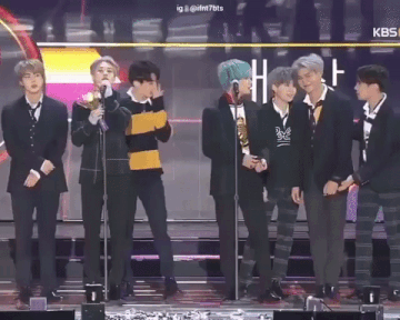 Muốn tham gia phát biểu cùng mọi người thôi, mà sao khó quá. Tất cả chỉ vì cái míc chẳng biết thương Jimin gì cả.