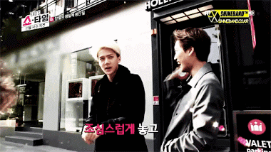 Các fan của Kai hẳn đều biết anh chàng có một thói quen là khi quá sung sướng hay hạnh phúc, Kai sẽ đập tay thật mạnh lên người đối diện.