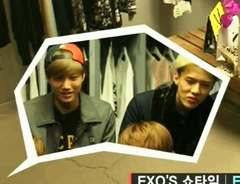 Cú đập tay của Kai chắc chắn không hề nhẹ nhàng dễ chịu gì, thế nên Sehun đã tỉnh táo ra tay ngăn chặn ngay.