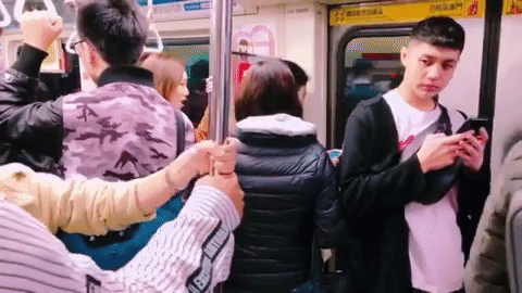 Từ khoảnh khắc tò mò cặp đôi đang làm gì.