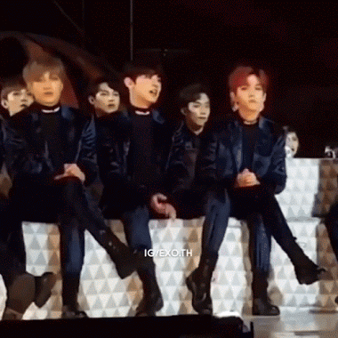 Cả nhóm EXO đều ngồi yên bình thản, chỉ có Chanyeol giật mình đến mức ngã khỏi ghế thôi.