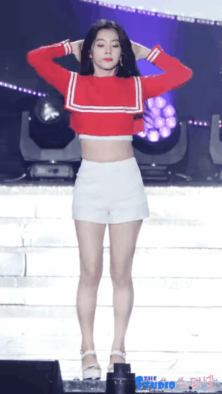 Rõ ràng đang biểu diễn ca khúc sôi động nhưng nhìn Irene chẳng vui 