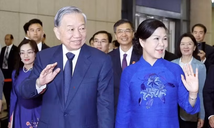 Tổng Bí thư, Chủ tịch nước Tô Lâm cùng Phu nhân tại ga Nam Ninh Đông, TP Nam Ninh. (Ảnh: Thống Nhất/TTXVN)