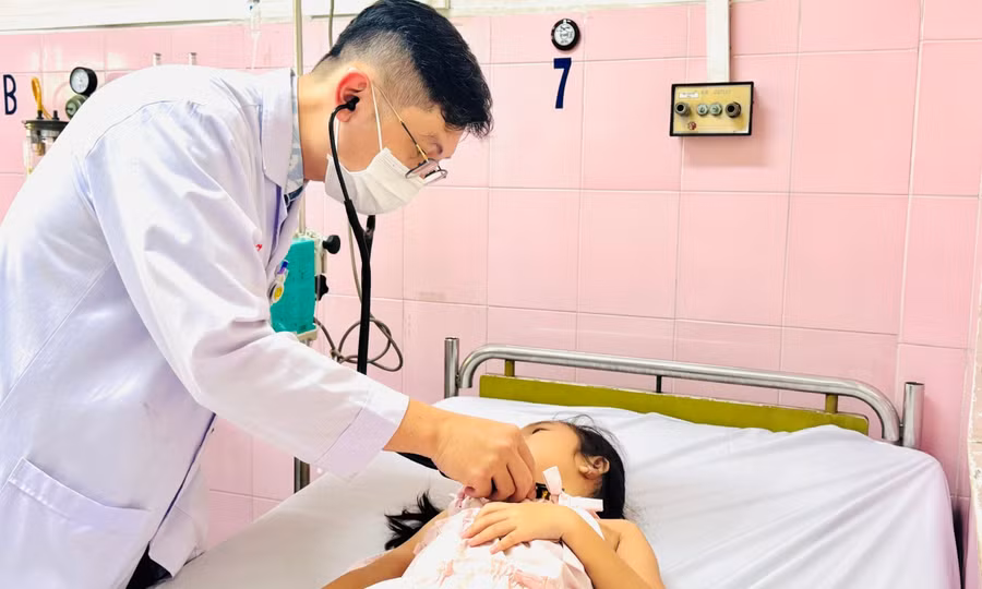 Bác sĩ kiểm tra sức khỏe học sinh Trường Tiểu học Bình Quới Tây.