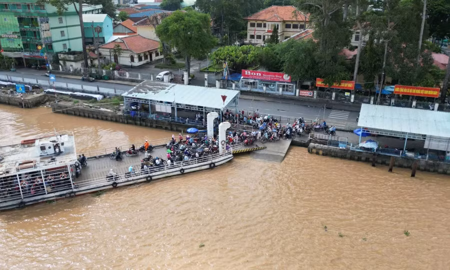 Xuống phà khi chưa cập bến, một phụ nữ bị chèn qua người tử vong