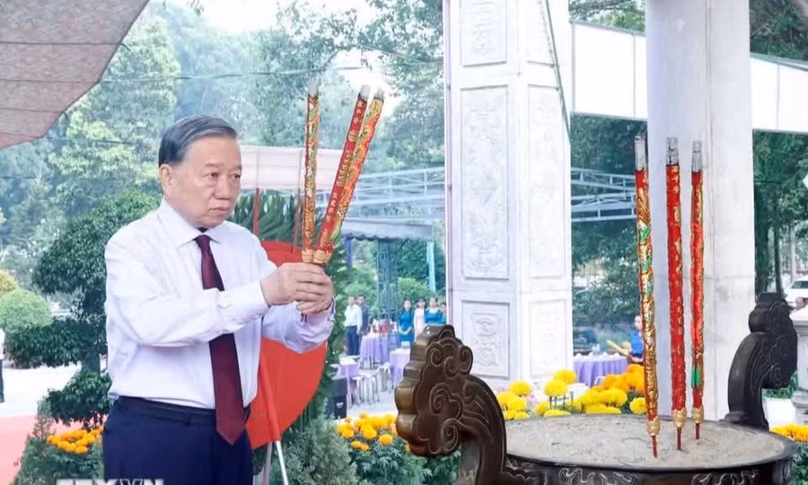 Tổng Bí thư, Chủ tịch nước dâng hương tưởng niệm các Anh hùng liệt sỹ ở Tây Ninh