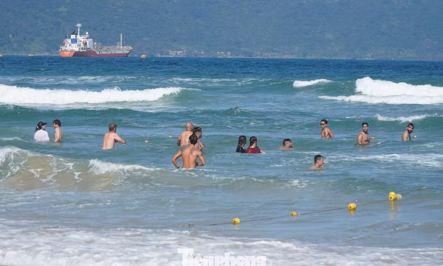 Cứu 2 du khách Ấn Độ bị sóng cuốn trên biển Đà Nẵng