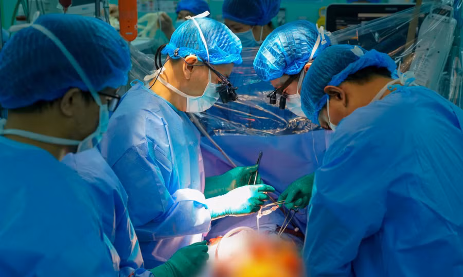 Đưa trái tim bay xuyên Việt cứu người bệnh đang chạy ECMO ở TPHCM 