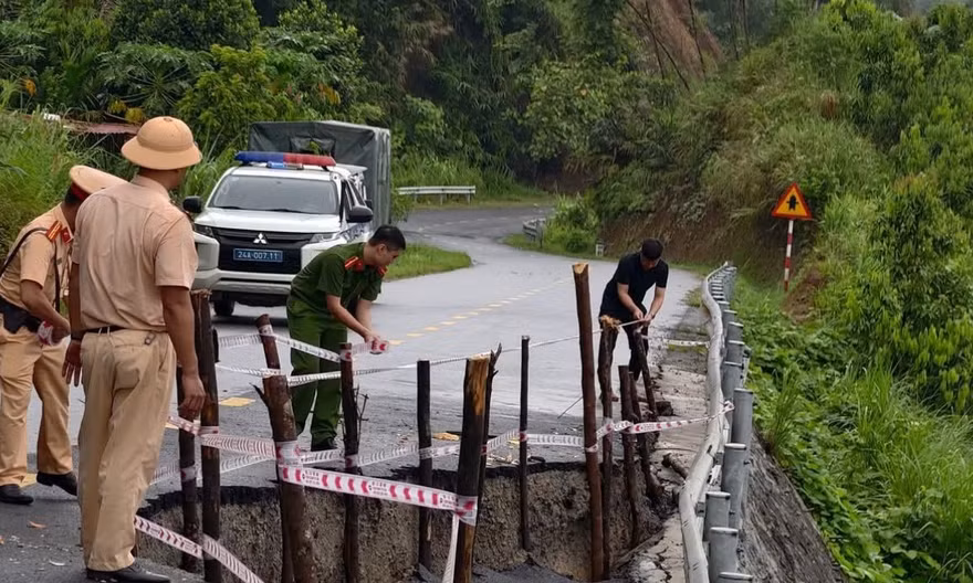 Một số tuyến Quốc lộ, đường tỉnh bị sạt lở taluy dương và sụt lún đường.